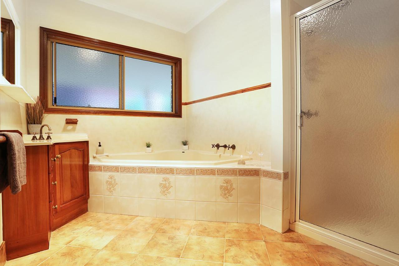 Farm & Iconic Water Views - 32 Zachary Drive Holiday home